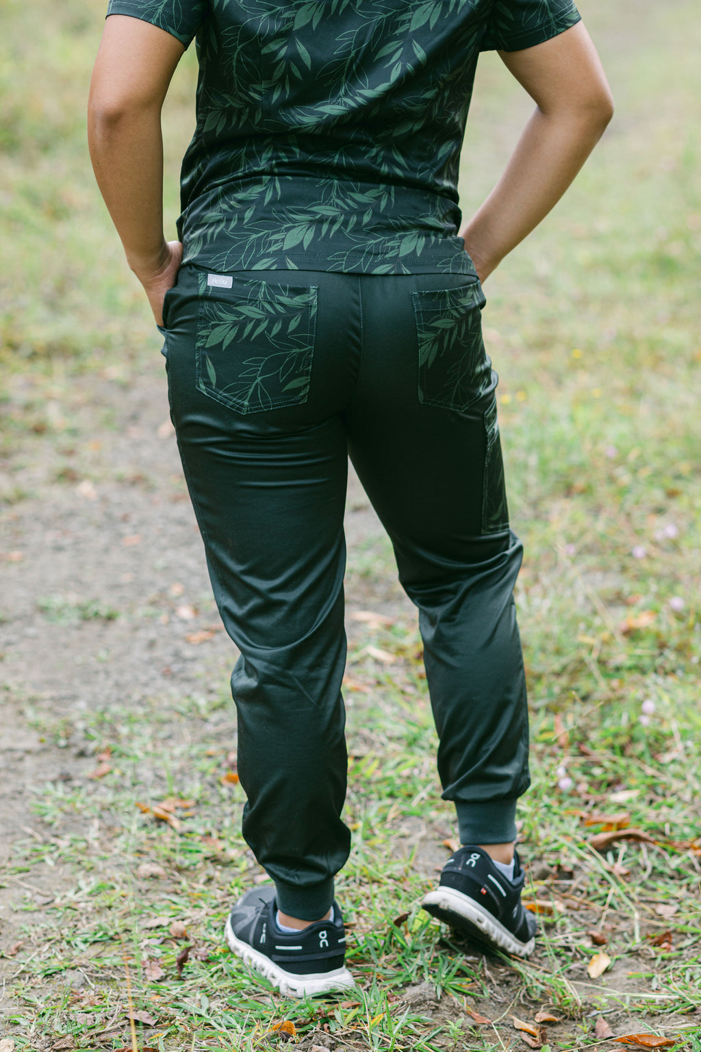Kahikina Jogger Scrubs - Ko'olau Green