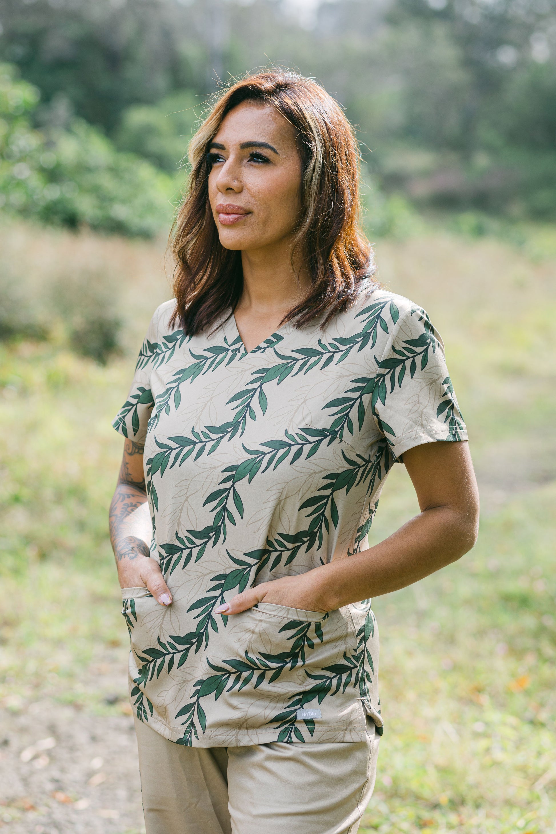 Kahikina V-Neck Scrub Top - 'Iliahi Beige