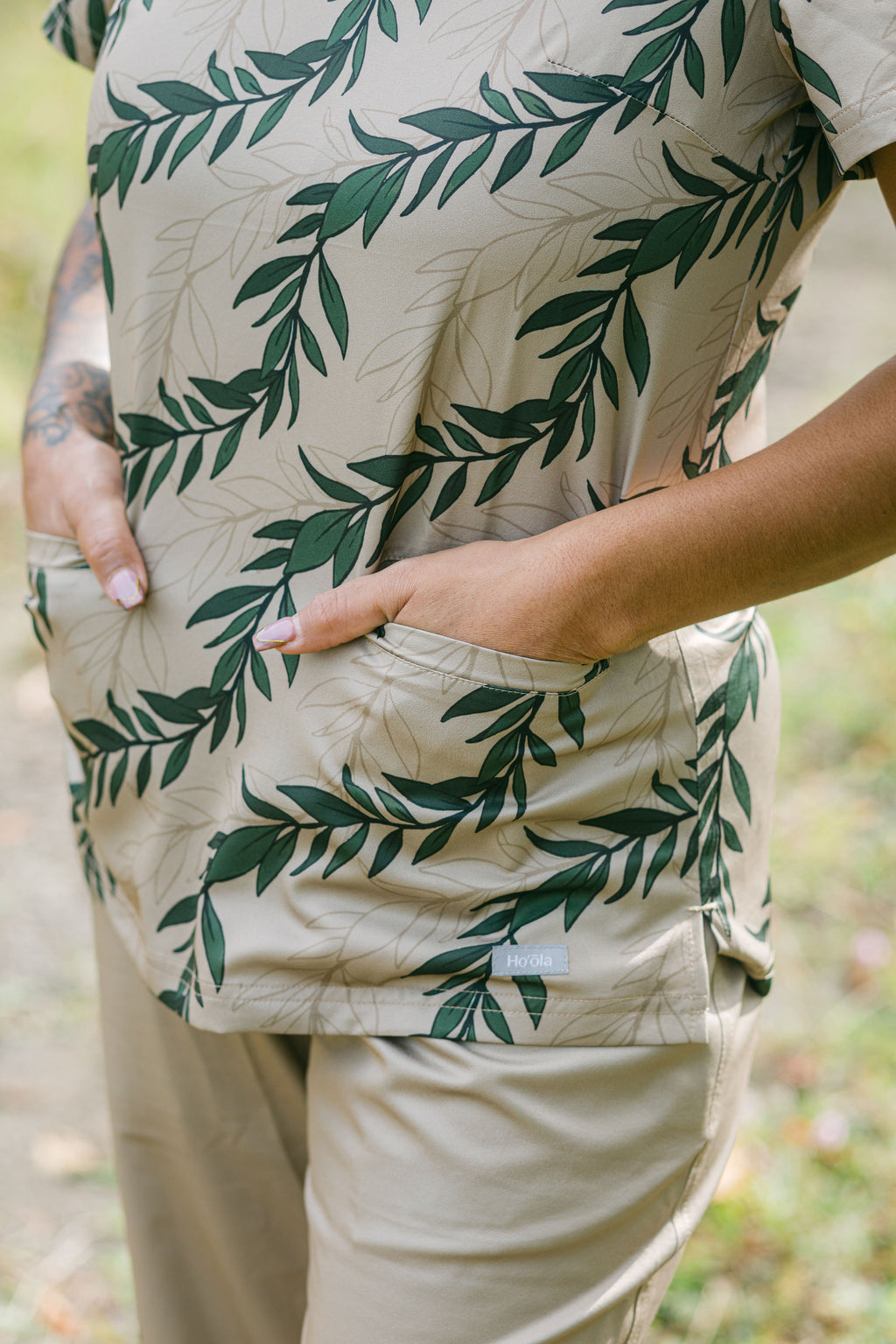 Kahikina V-Neck Scrub Top - 'Iliahi Beige