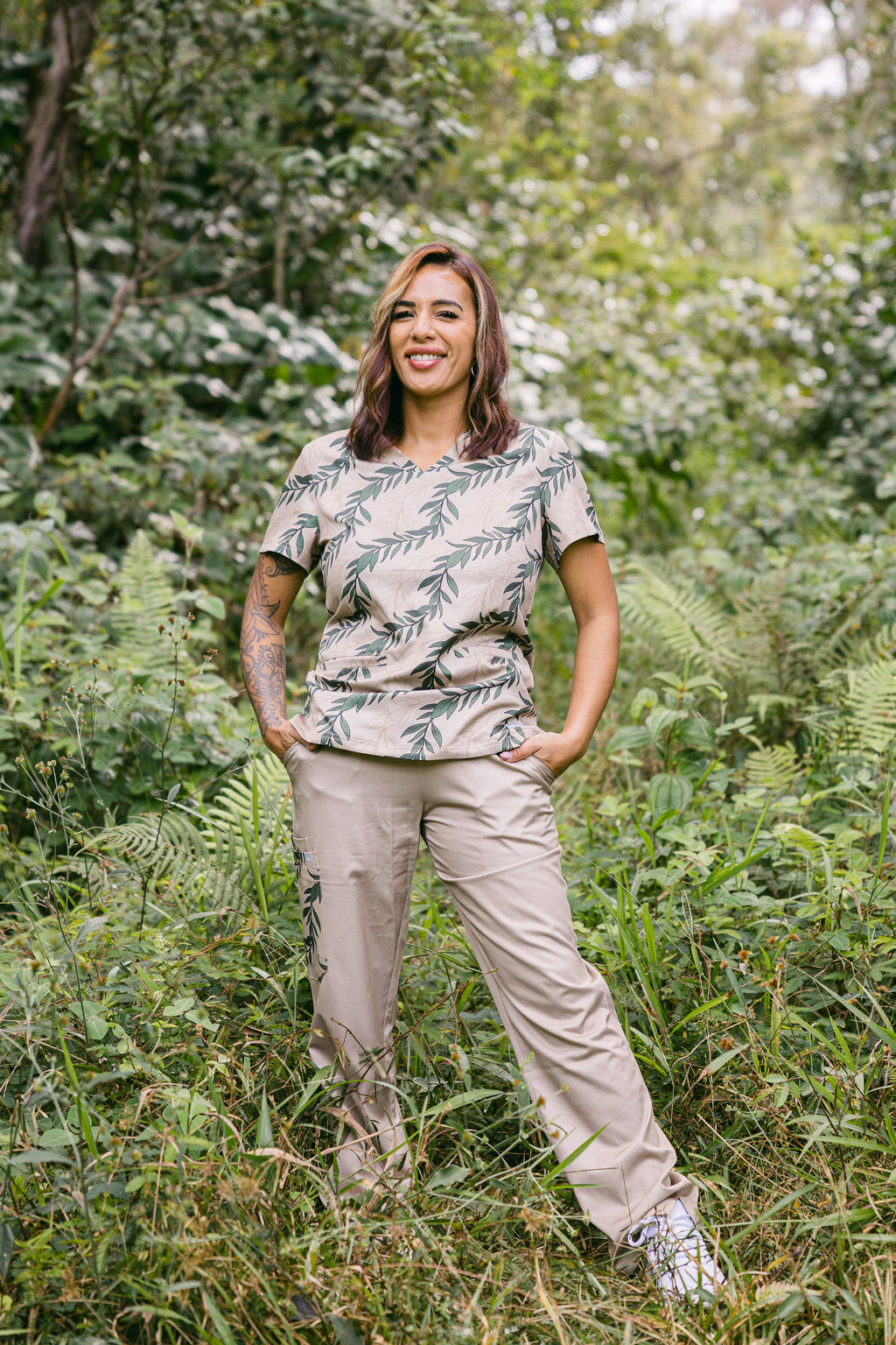 Kahikina V-Neck Scrub Top - 'Iliahi Beige