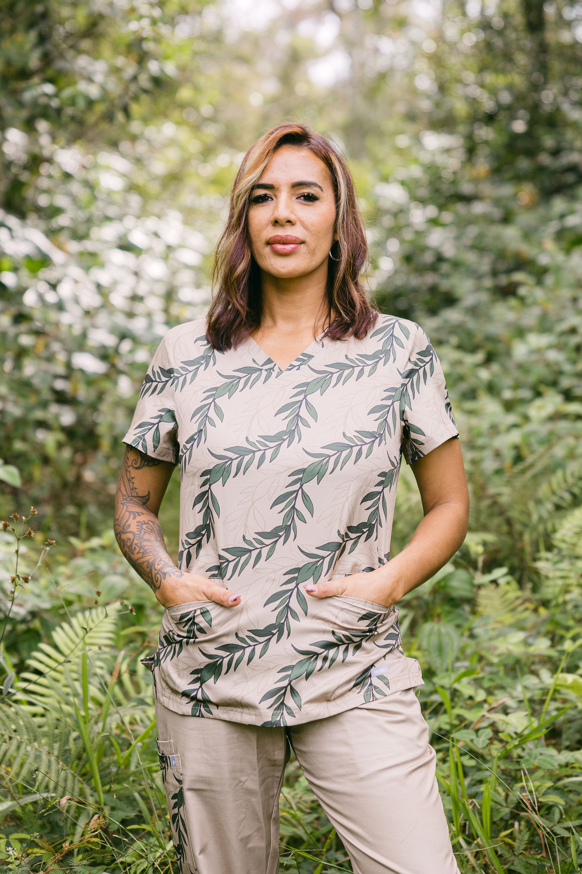 Kahikina V-Neck Scrub Top - 'Iliahi Beige